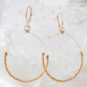 boucles d'oreilles de mariée créoles modernes et délicates en perles de rocaille dorées rose et hématites synthétiques