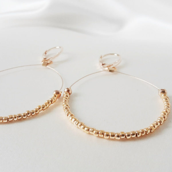 boucles-oreilles-mariée-créoles-perles boucles d'oreilles de mariée créoles modernes et délicates en perles de rocaille dorées rose et hématites synthétiques