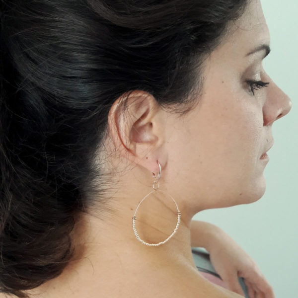 boucles-oreilles-mariée-créoles-perles boucles d'oreilles de mariée créoles modernes et délicates en perles de rocaille dorées rose et hématites synthétiques