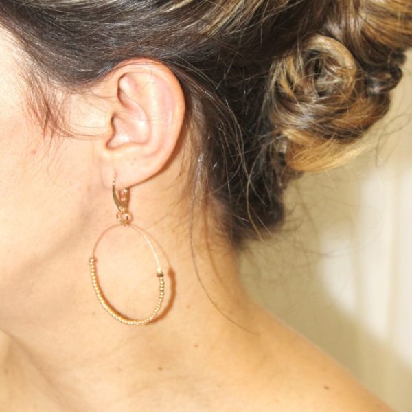 boucles-oreilles-mariée-créoles-perles boucles d'oreilles de mariée créoles modernes et délicates en perles de rocaille dorées rose et hématites synthétiques