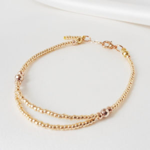 bracelet de mariée moderne et délicat en perles de rocaille dorées rose et perles à facettes