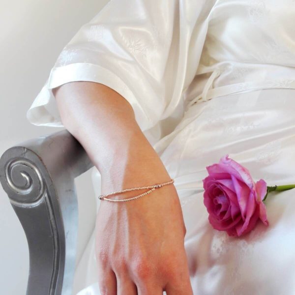 bracelet-mariée-perles-doré-rose bracelet de mariée moderne et délicat en perles de rocaille dorées rose et perles à facettes