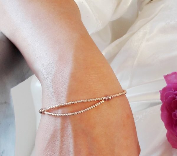 bracelet-mariée-perles-doré-rose bracelet de mariée moderne et délicat en perles de rocaille dorées rose et perles à facettes