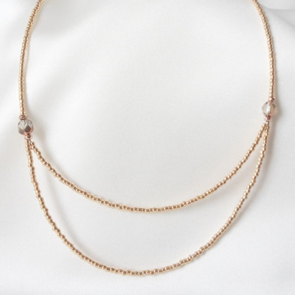 collier-mariée-perles-doré-rose collier de mariée moderne et délicat en perles de rocaille dorées rose et perles à facettes