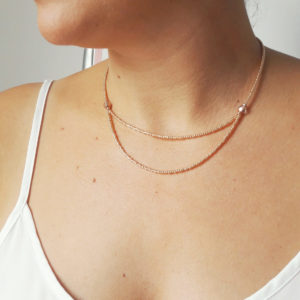 collier de mariée moderne et délicat en perles de rocaille dorées rose et perles à facettes