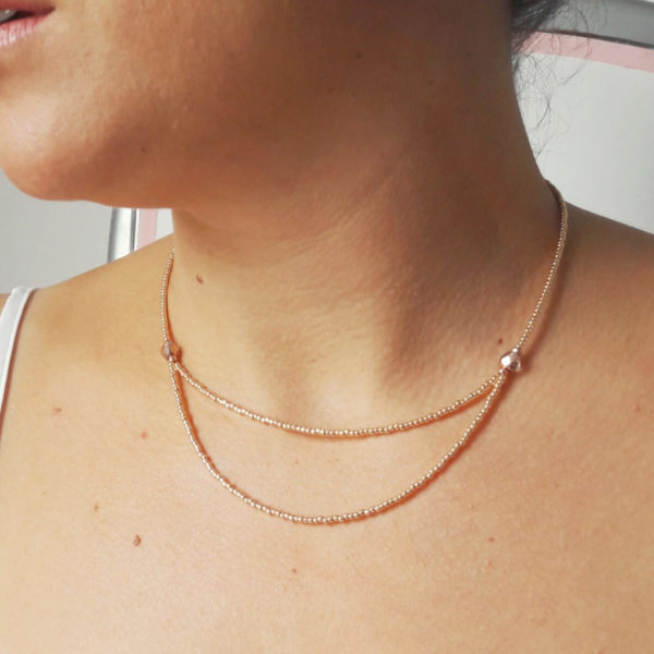 collier-mariée-perles-doré-rose collier de mariée moderne et délicat en perles de rocaille dorées rose et perles à facettes