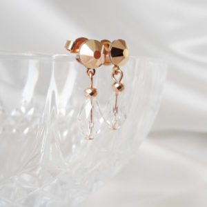 boucles d'oreilles minimalistes, poire à facettes, hématite synthétique et puce d'oreille strass swarovski