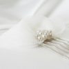 peigne-mariée-fleur-tulle-blanc peigne pour coiffure de mariée, pétales de tulle et perles nacrées