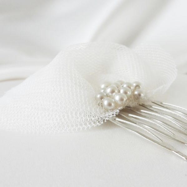 peigne-mariée-fleur-tulle-blanc peigne pour coiffure de mariée, pétales de tulle et perles nacrées