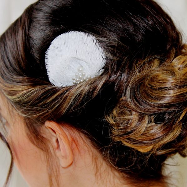peigne-mariée-fleur-tulle-blanc peigne pour coiffure de mariée, pétales de tulle et perles nacrées
