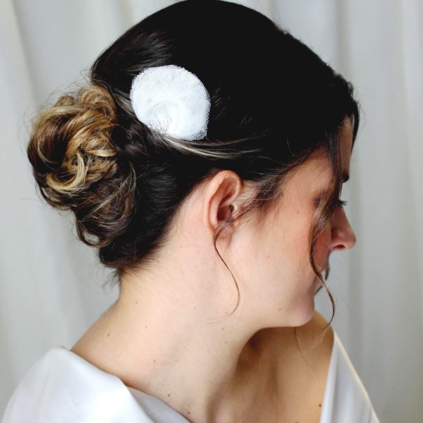 peigne-mariée-fleur-tulle-blanc peigne pour coiffure de mariée, pétales de tulle et perles nacrées