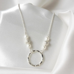 collier de mariée intemporel chaine argentée, perles nacrées et argentées, pendentif cercle argentée
