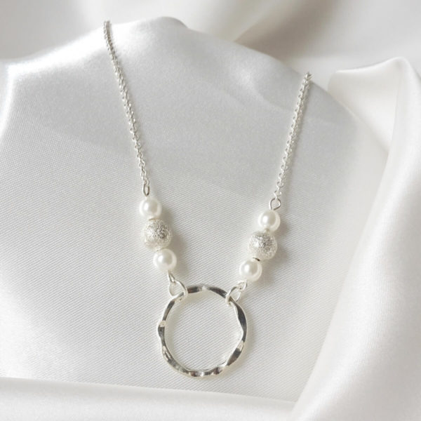 collier de mariée intemporel chaine argentée, perles nacrées et argentées, pendentif cercle argentée