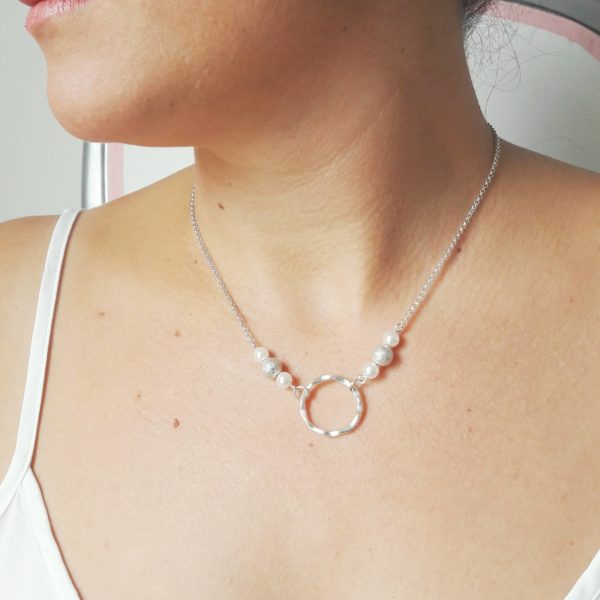 collier de mariée intemporel chaine argentée, perles nacrées et argentées, pendentif cercle argentée