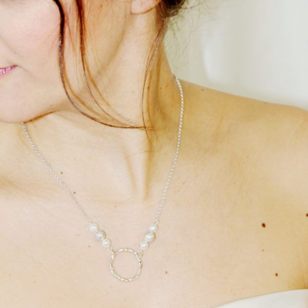 collier de mariée intemporel chaine argentée, perles nacrées et argentées, pendentif cercle argentée