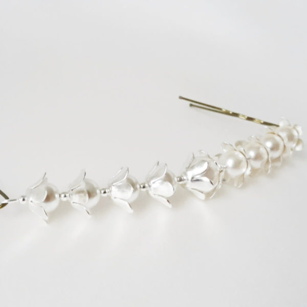 ornement-coiffure-mariée-perles-fleurs ornement de cheveux pour coiffure de mariée en perles nacrées et fleur argentées