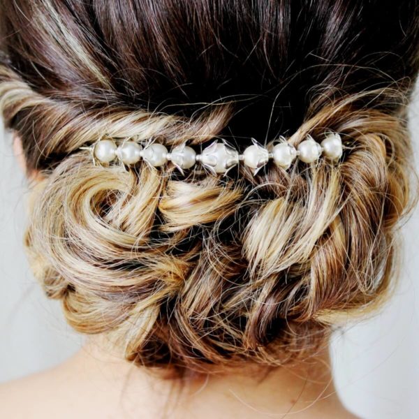 ornement-coiffure-mariée-perles-fleurs ornement de cheveux pour coiffure de mariée en perles nacrées et fleur argentées