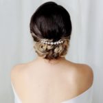 ornement de cheveux pour coiffure de mariée en perles nacrées et fleur argentées