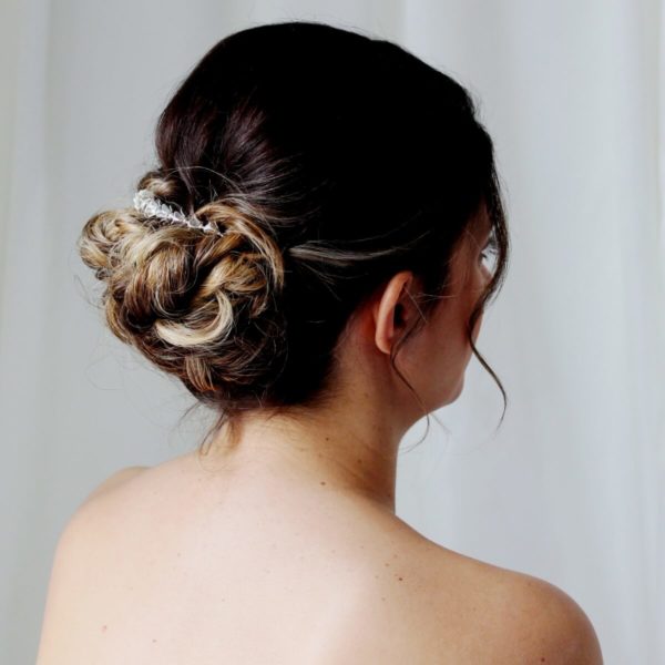 ornement-coiffure-mariée-perles-fleurs ornement de cheveux pour coiffure de mariée en perles nacrées et fleur argentées