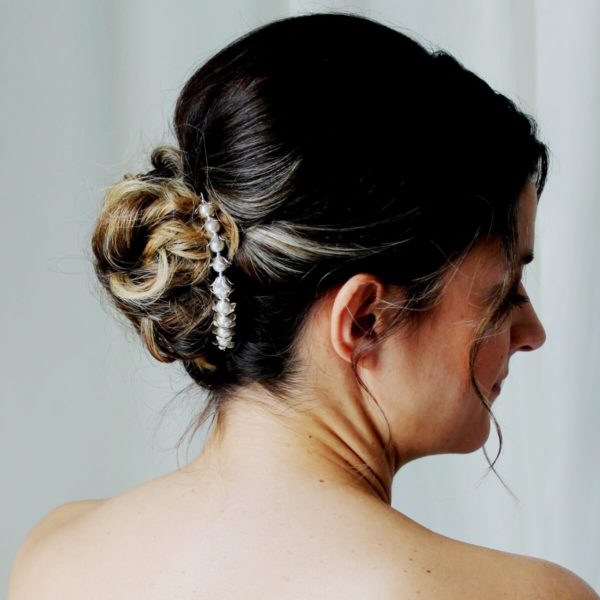 ornement-coiffure-mariée-perles-fleurs ornement de cheveux pour coiffure de mariée en perles nacrées et fleur argentées