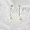 boucles-oreilles-mariée-perles-boheme boucles d'oreilles de mariée bohême chic minimaliste perle nacrée et fleur argentée