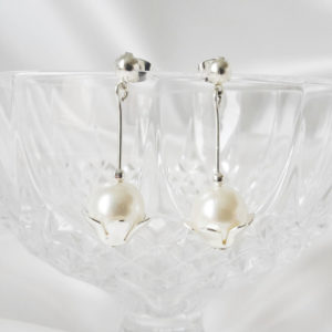 boucles d'oreilles de mariée bohême chic minimaliste perle nacrée et fleur argentée