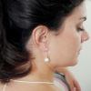 boucles-oreilles-mariée-perles-boheme boucles d'oreilles de mariée bohême chic minimaliste perle nacrée et fleur argentée
