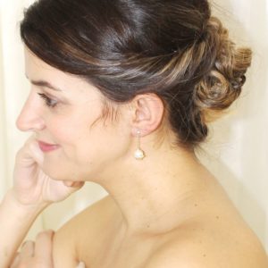 boucles d'oreilles de mariée bohême chic minimaliste perle nacrée et fleur argentée