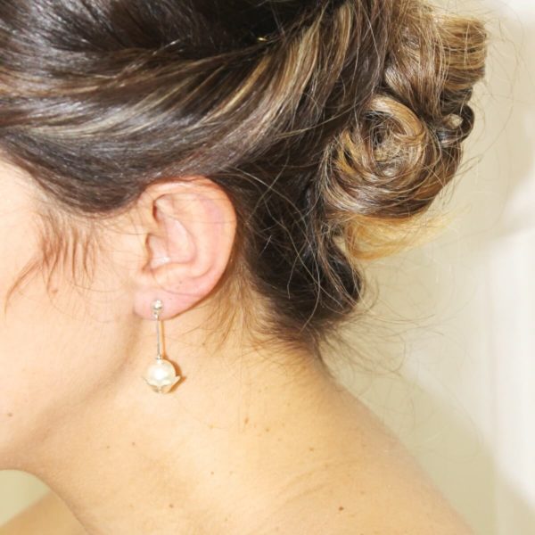 boucles-oreilles-mariée-perles-boheme boucles d'oreilles de mariée bohême chic minimaliste perle nacrée et fleur argentée