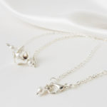 collier de mariée bohême chic minimaliste perle nacrée et chaine argentée