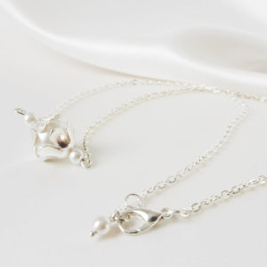 collier de mariée bohême chic minimaliste perle nacrée et chaine argentée