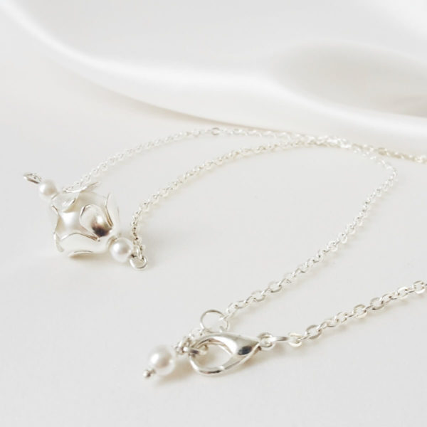 collier-mariée-minimaliste-perles-boheme collier de mariée bohême chic minimaliste perle nacrée et chaine argentée