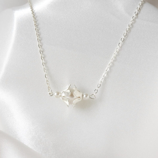 collier-mariée-minimaliste-perles-boheme collier de mariée bohême chic minimaliste perle nacrée et chaine argentée