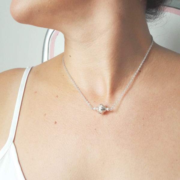 collier-mariée-minimaliste-perles-boheme collier de mariée bohême chic minimaliste perle nacrée et chaine argentée