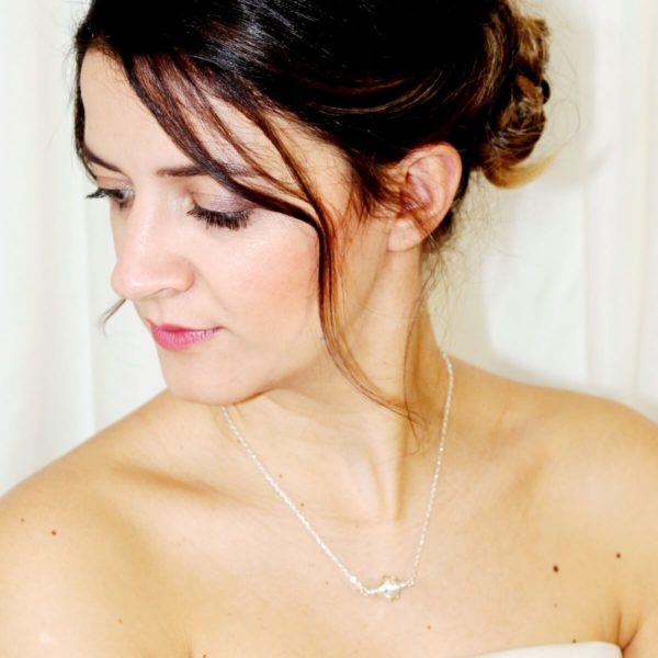 collier-mariée-minimaliste-perles-boheme collier de mariée bohême chic minimaliste perle nacrée et chaine argentée