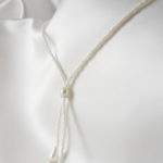 collier de mariée pour décolleté en v en perles de rocaille et perles de verre nacrées blanches