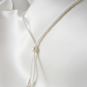 collier de mariée pour décolleté en v en perles de rocaille et perles de verre nacrées blanches