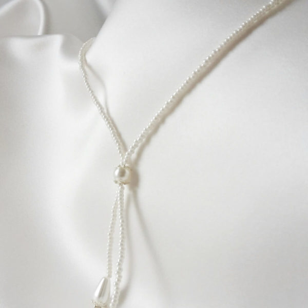 collier de mariée pour décolleté en v en perles de rocaille et perles de verre nacrées blanches