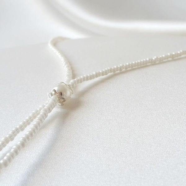 collier de mariée pour décolleté en v en perles de rocaille et perles de verre nacrées blanches