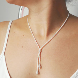 collier de mariée pour décolleté en v en perles de rocaille et perles de verre nacrées blanches