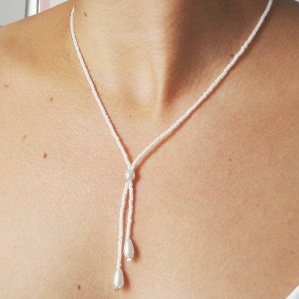 collier de mariée pour décolleté en v en perles de rocaille et perles de verre nacrées blanches