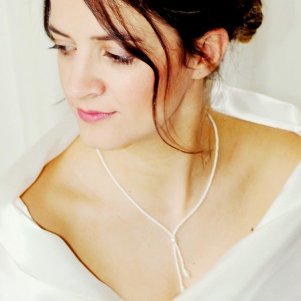 collier de mariée pour décolleté en v en perles de rocaille et perles de verre nacrées blanches