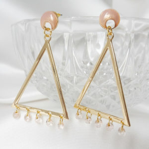 boucles d'oreilles pendantes triangle doré, gouttes de verre roses, puce d'oreilles rose émaillées