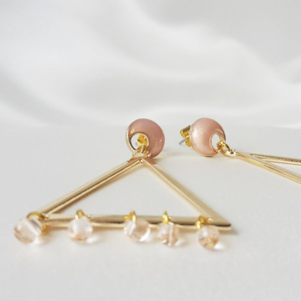 boucles-oreilles-pendantes-triangle-doré boucles d'oreilles pendantes triangle doré, gouttes de verre roses, puce d'oreilles rose émaillées