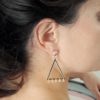 boucles-oreilles-pendantes-triangle-doré boucles d'oreilles pendantes triangle doré, gouttes de verre roses, puce d'oreilles rose émaillées