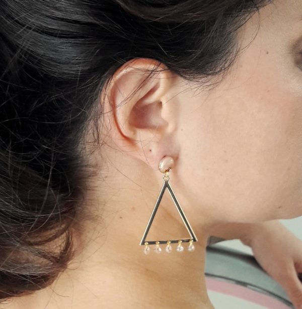 boucles-oreilles-pendantes-triangle-doré boucles d'oreilles pendantes triangle doré, gouttes de verre roses, puce d'oreilles rose émaillées
