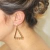 boucles-oreilles-pendantes-triangle-doré boucles d'oreilles pendantes triangle doré, gouttes de verre roses, puce d'oreilles rose émaillées