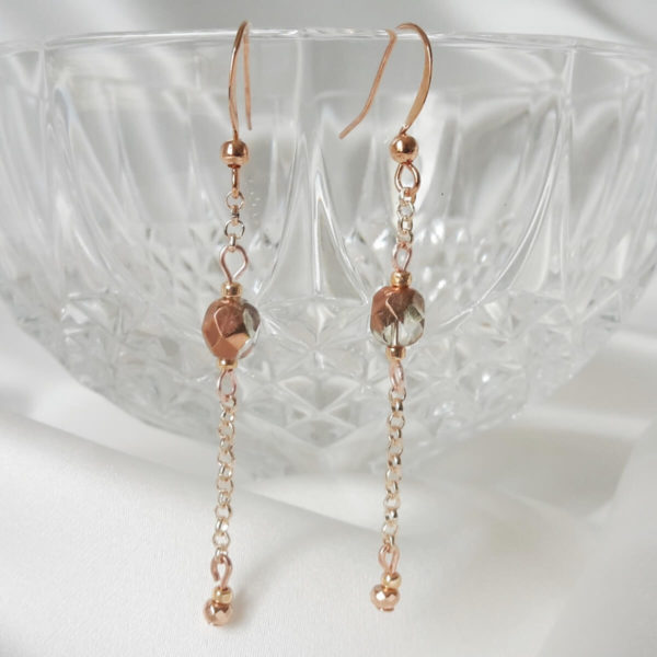 boucles-oreilles-mariée-pendantes-doré rose boucles d'oreilles de mariée pendantes fine chaine dorée rose et perles à facettes