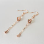 boucles d'oreilles de mariée pendantes fine chaine dorée rose et perles à facettes