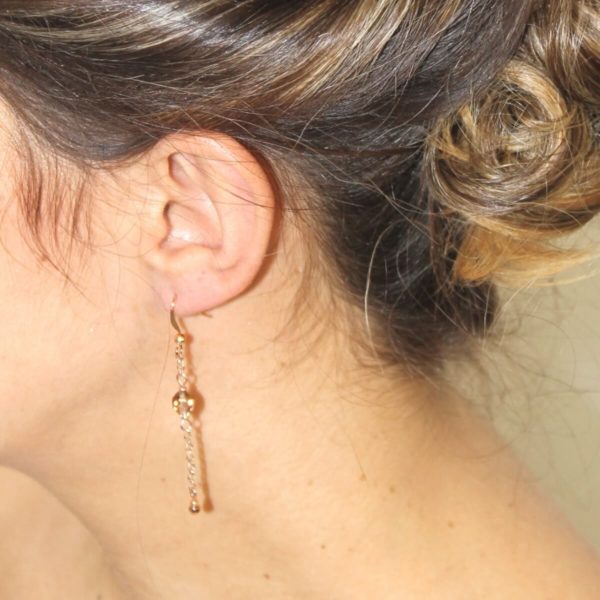 boucles-oreilles-mariée-pendantes-doré rose boucles d'oreilles de mariée pendantes fine chaine dorée rose et perles à facettes